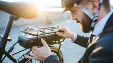 To increase the range of your electric bike, you can invest in a second battery. © Halfpoint, Adobe Stock