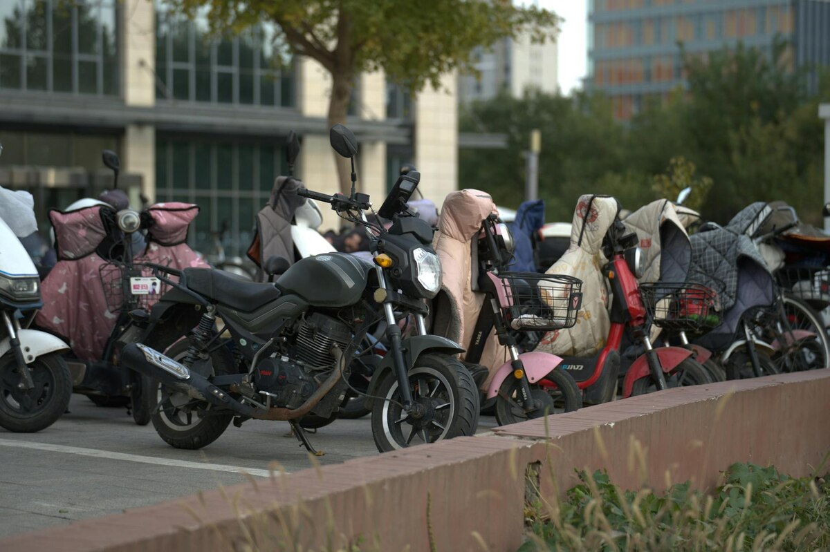 Micromobility's Urban Reinvention: E-Bikes & Scooters Evolve